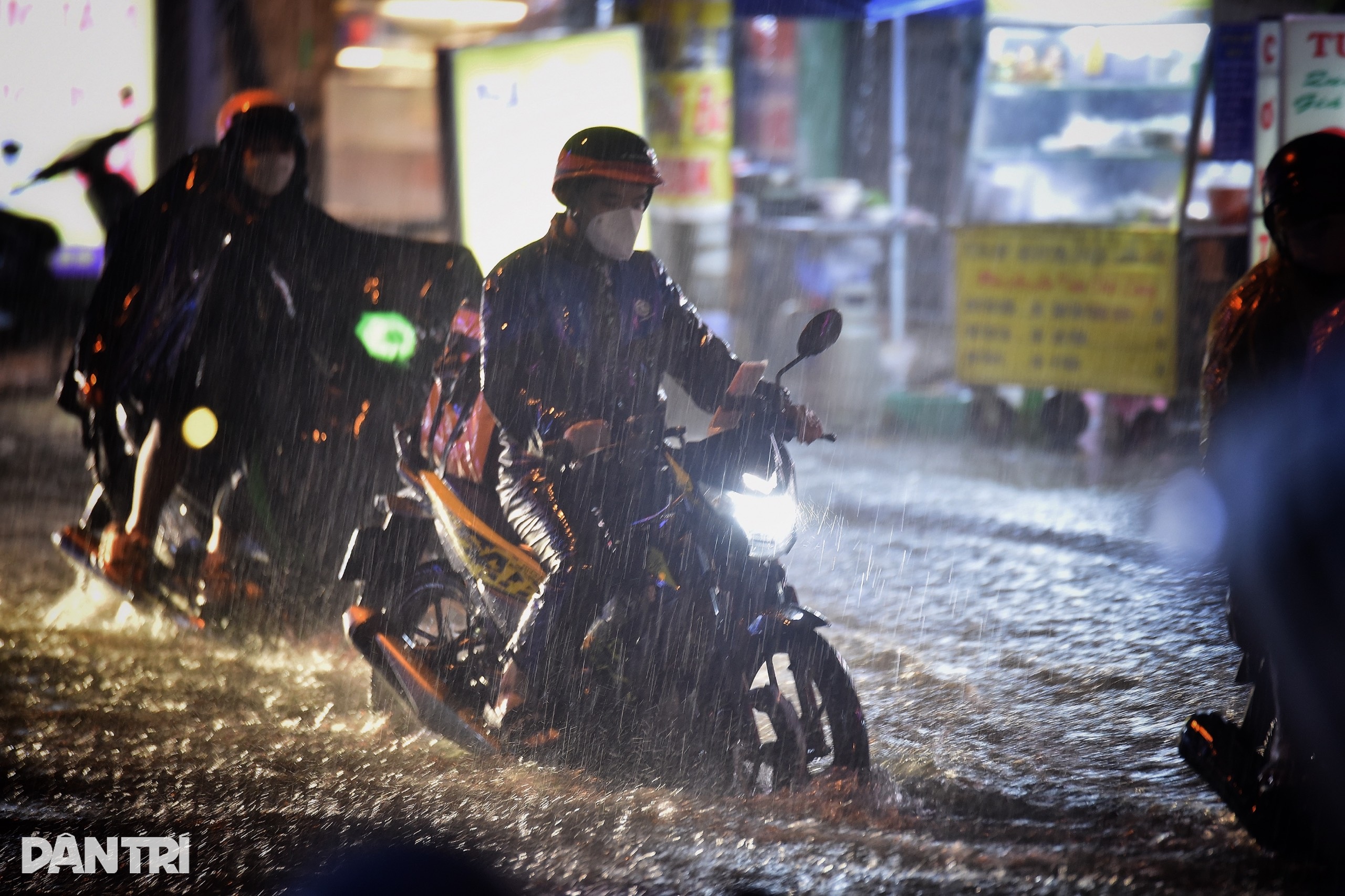 Mưa lớn, đường xá ngập nặng, nắp cống bung khắp nơi ở TP Thủ Đức - 11