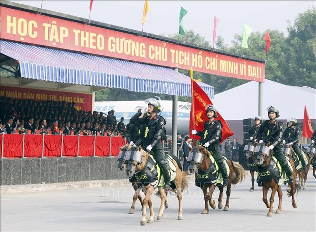 Chủ tịch nước và Tổng thống Mông Cổ xem cảnh sát cơ động kỵ binh biểu diễn - 3 Chủ tịch nước và Tổng thống Mông Cổ xem cảnh sát cơ động kỵ binh biểu diễn - 3