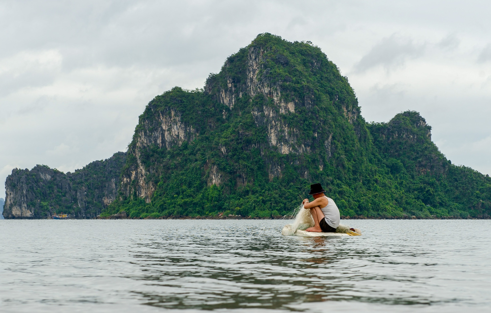 Người dân Hạ Long thở phào khi bão Ragasa suy yếu - 14 Người dân Hạ Long thở phào khi bão Ragasa suy yếu - 14