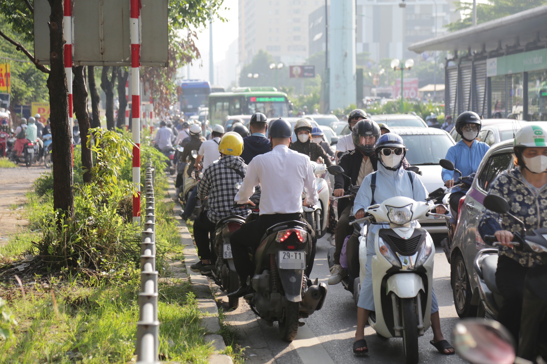 Dòng xe máy nối đuôi nhau đi ngược chiều đường ở Hà Nội - 2 Dòng xe máy nối đuôi nhau đi ngược chiều đường ở Hà Nội - 2