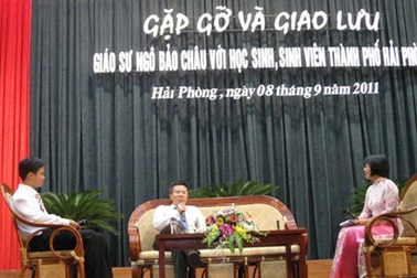 GS Ngô Bảo Châu giao lưu với HS, SV Hải Phòng 