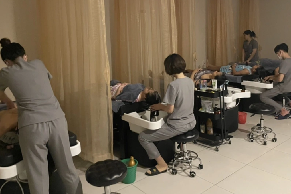 Chiều tối 30 Tết: Chủ tiệm gội đầu đuổi không hết khách - 1 Chiều tối 30 Tết: Chủ tiệm gội đầu đuổi không hết khách - 1