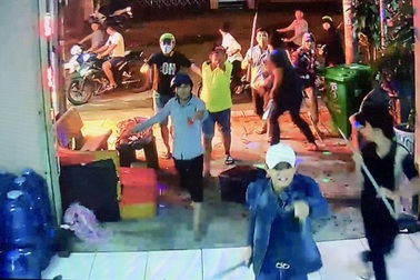Nhóm côn đồ vác mã tấu đập quán karaoke vì không xin được tiền bị khởi tố