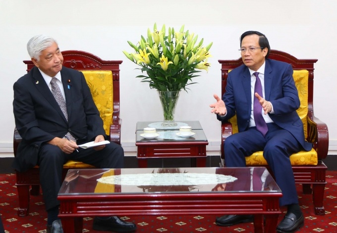 Bộ trưởng Đào Ngọc Dung và ông Nakatani Gen, Trợ lý Thủ tướng Nhật Bản trao đổi các vấn đề mà hai bên quan tâm