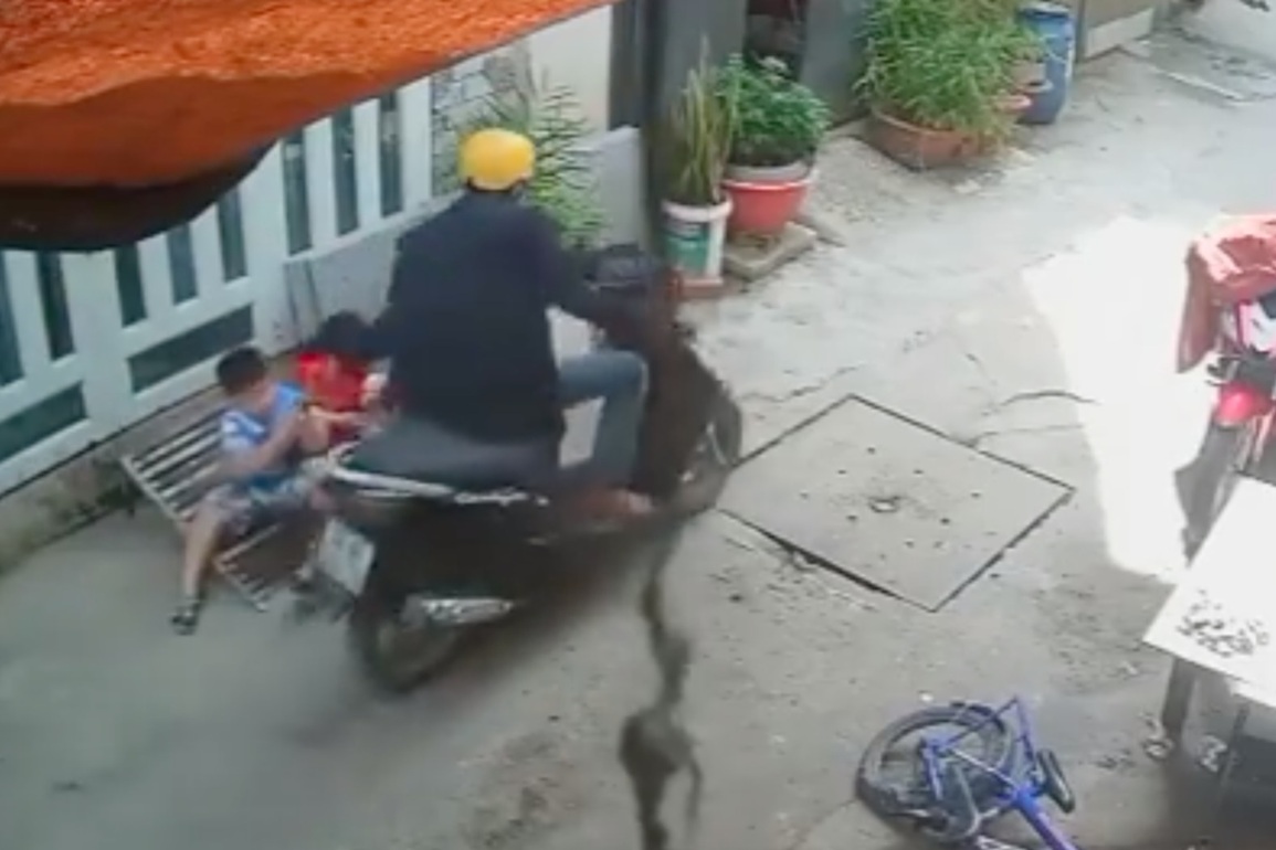 Bị giật điện thoại đang cầm chơi, bé trai lại tưởng tên cướp đùa giỡn - 1 Bị giật điện thoại đang cầm chơi, bé trai lại tưởng tên cướp đùa giỡn - 1