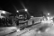 2 người đi xe máy tử vong sau va chạm với xe khách