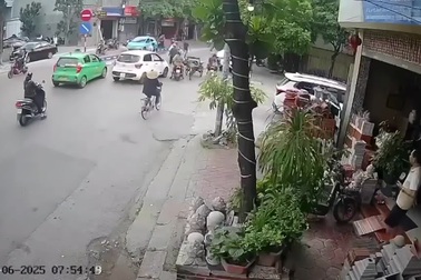 Cô gái đi xe máy sang đường ẩu bị ô tô tông ngã