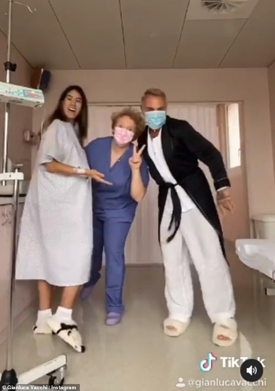 Bạn gái 9X của tay chơi U60 Gianluca Vacchi sinh con - 3