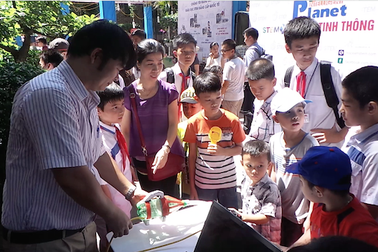 Học sinh nhí chế tạo máy hút bụi từ  vỏ chai nước bỏ đi