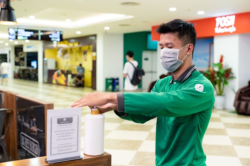 Ấm lòng mùa dịch: Ưu tiên riêng của shipper giao hàng - 5 Ấm lòng mùa dịch: Ưu tiên riêng của shipper giao hàng - 5