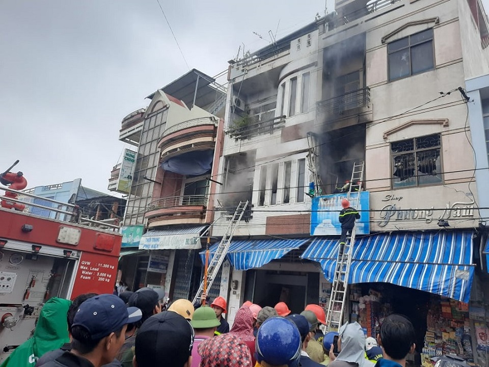 Liên tiếp 2 nhà dân bốc cháy trong bão số 12 - 2 Liên tiếp 2 nhà dân bốc cháy trong bão số 12 - 2
