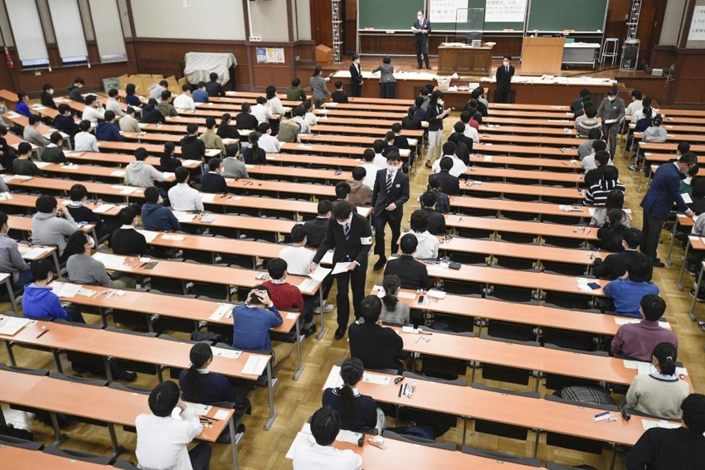 Sau khi thí sinh làm lộ đề thi năm ngoái, Nhật Bản siết chặt kỳ thi đại học - 1 Sau khi thí sinh làm lộ đề thi năm ngoái, Nhật Bản siết chặt kỳ thi đại học - 1