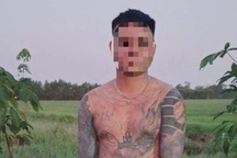 Thanh niên chỉ mặc quần lót, bò qua ruộng trốn sang Campuchia