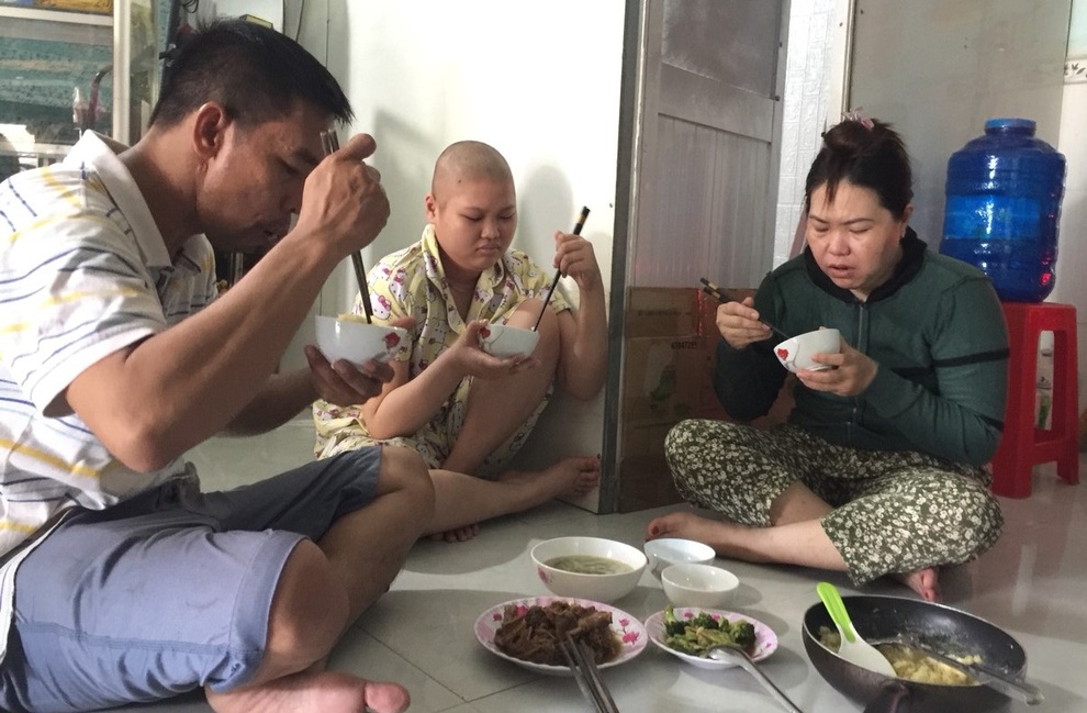 Gia đình kiệt quệ, thương bé gái có nguy cơ mù lòa vì khối u trong hốc mắt - 6 Gia đình kiệt quệ, thương bé gái có nguy cơ mù lòa vì khối u trong hốc mắt - 6