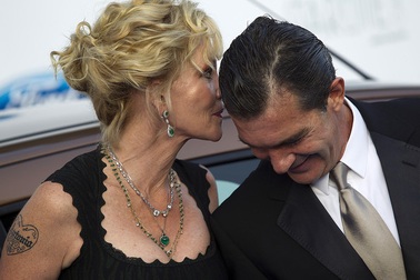 Hình ảnh hạnh phúc của vợ chồng sao phim “Mặt nạ Zorro”