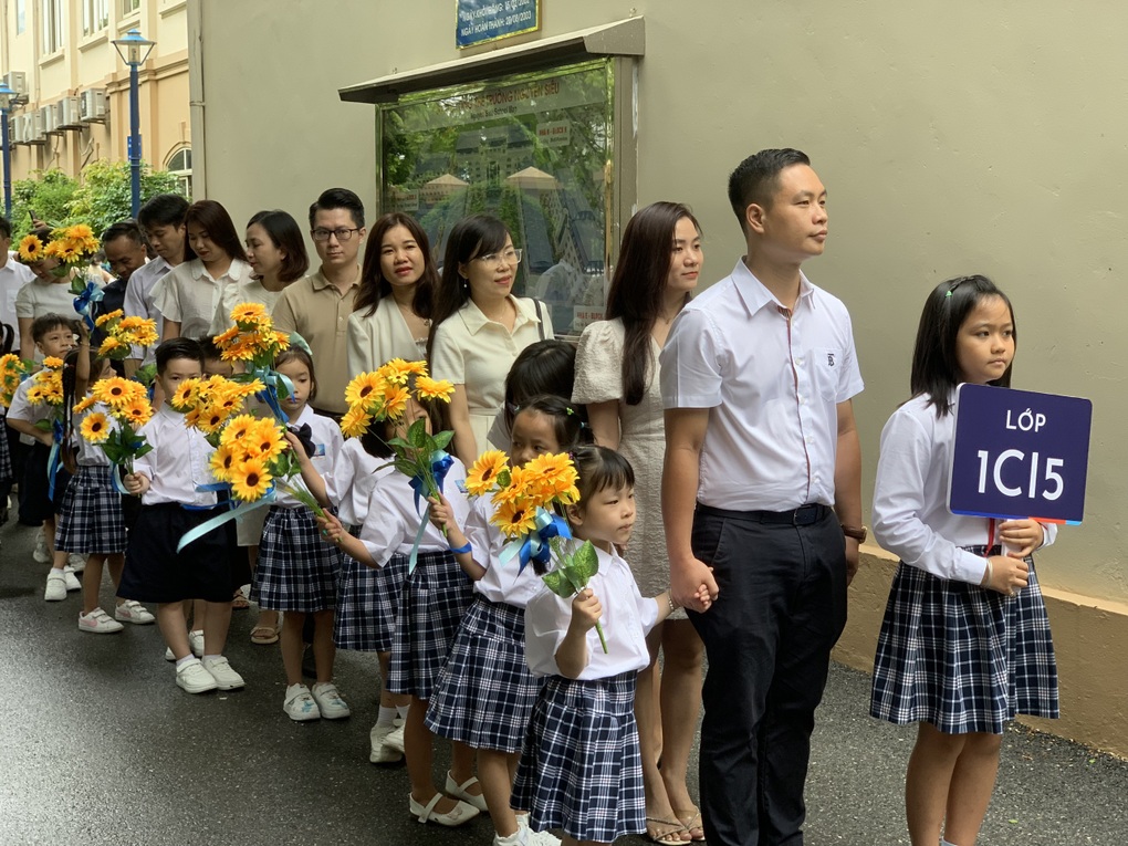 Giáo viên phải đi thu tiền: Mất uy với học trò, rủi ro khi trường lạm thu - 1 Giáo viên phải đi thu tiền: Mất uy với học trò, rủi ro khi trường lạm thu - 1