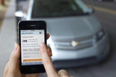 Ngày càng nhiều người mua ô tô tìm thông tin bằng smartphone