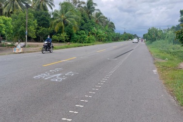 3 thanh niên đi xe máy chết thảm khi cố vượt ô tô