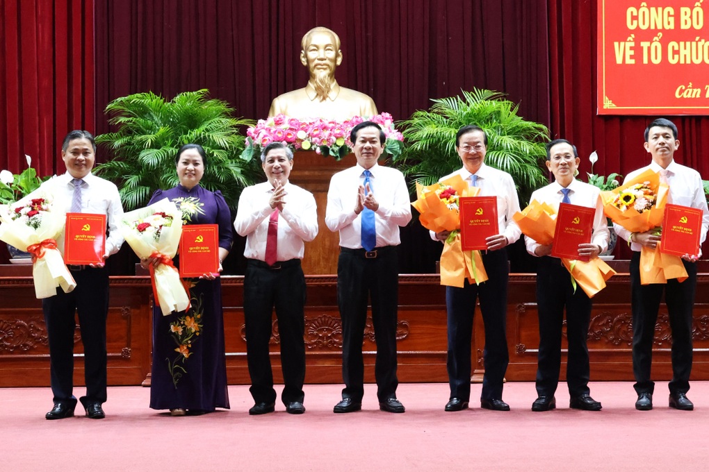 Cần Thơ công bố lãnh đạo các ban, sở, ngành mới - 1 Cần Thơ công bố lãnh đạo các ban, sở, ngành mới