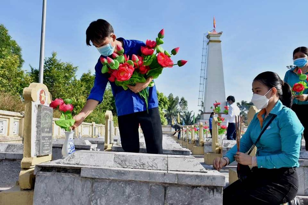 Hà Tĩnh: Dâng gần 6.000 đóa sen hồng lên các phần mộ liệt sĩ - 2 Hà Tĩnh: Dâng gần 6.000 đóa sen hồng lên các phần mộ liệt sĩ - 2