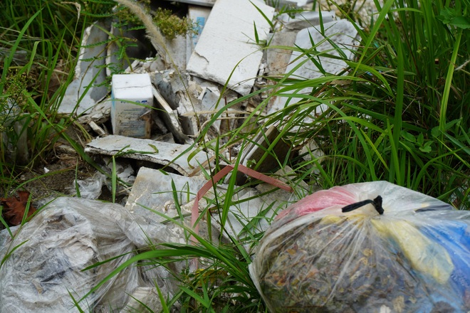 Hà Nội: Rác thải tràn lan trên đại lộ 7.500 tỷ đồng - 14