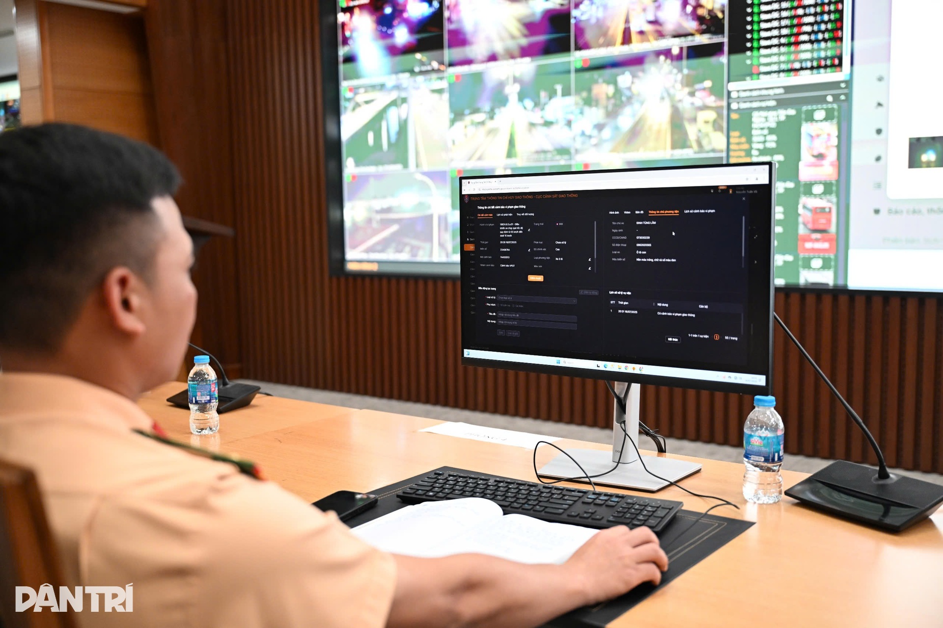 Cận cảnh quy trình CSGT gửi thông báo vi phạm cho chủ xe sau 2 giờ đồng hồ - 9 Cận cảnh quy trình CSGT gửi thông báo vi phạm cho chủ xe sau 2 giờ đồng hồ - 9