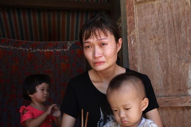 Vợ con mếu máo nhìn chồng bị "bệnh lạ" ăn mòn xương não mà bất lực