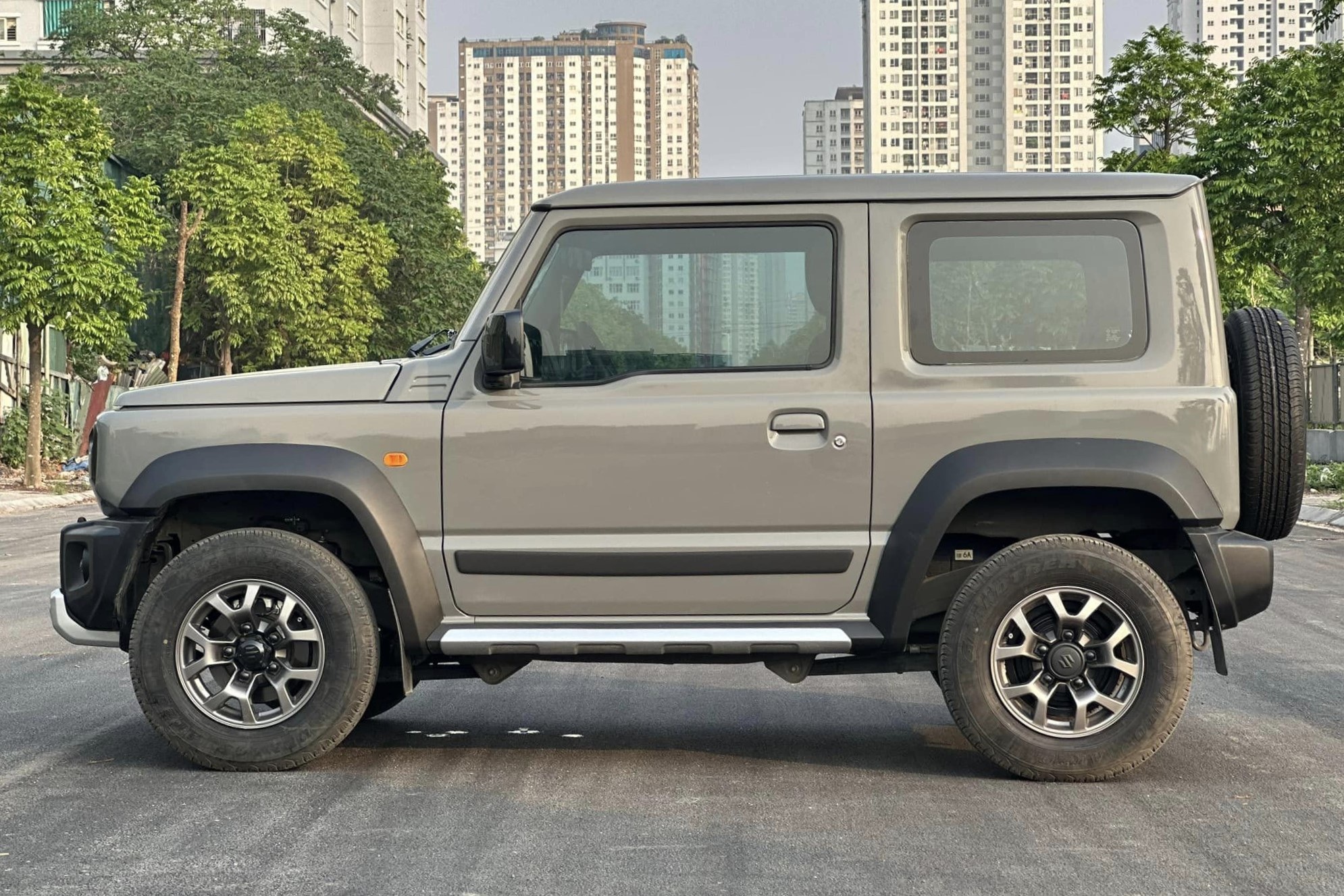 Suzuki Jimny siêu lướt lên sàn xe cũ, giá sang nhượng đắt hơn xe mua mới - 3