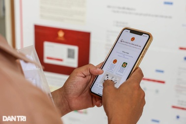 Hà Nội: Người đầu tiên đăng ký xe thành công trên VNeID