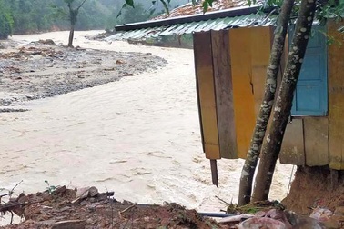 Lũ lớn cuốn trôi 14 nhà dân ở Trà Leng