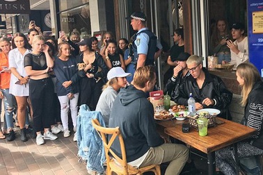 Bật cười với “bữa trưa yên tĩnh” của “hoàng tử pop”