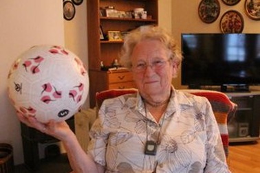 Cụ bà 90 tuổi vẫn tâng bóng tài tình