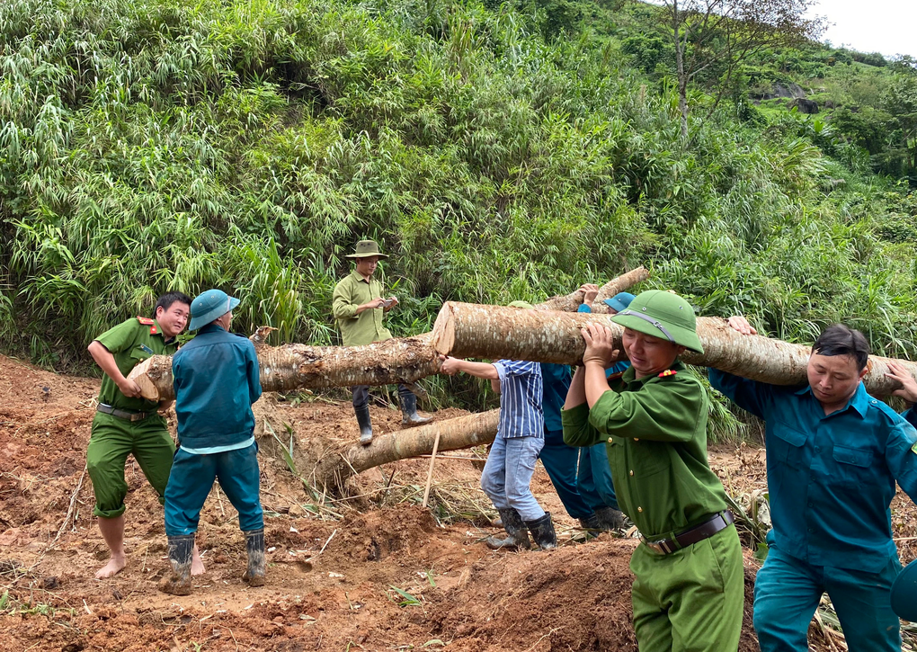 Chủ tịch xã, công an vượt rừng gùi thực phẩm tiếp tế người dân bị cô lập - 3 Chủ tịch xã, công an vượt rừng gùi thực phẩm tiếp tế người dân bị cô lập - 3