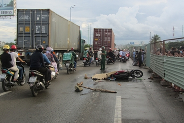 Nam thanh niên thiệt mạng dưới bánh xe container