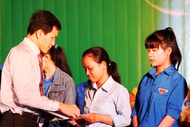 Trao học bổng, xe đạp cho SV nghèo vượt khó