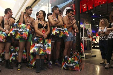 Mặc đồ lót dưới trời rét chờ mua hàng miễn phí