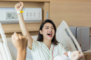 Đi đẻ kẻ mắt tô son như Minh Hằng: Phụ nữ quên gì cũng được trừ... son!