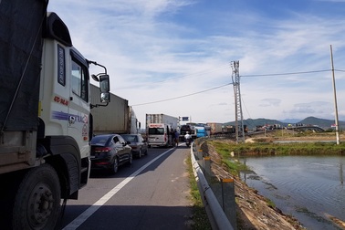 Xe container tông xe 7 chỗ trên cầu Gianh, quốc lộ 1A ùn tắc gần 5 km