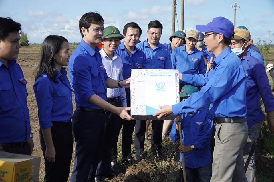 Hàng trăm Đoàn viên, thanh niên giúp dân dọn bùn, cải tạo đồng ruộng sau lũ - 3