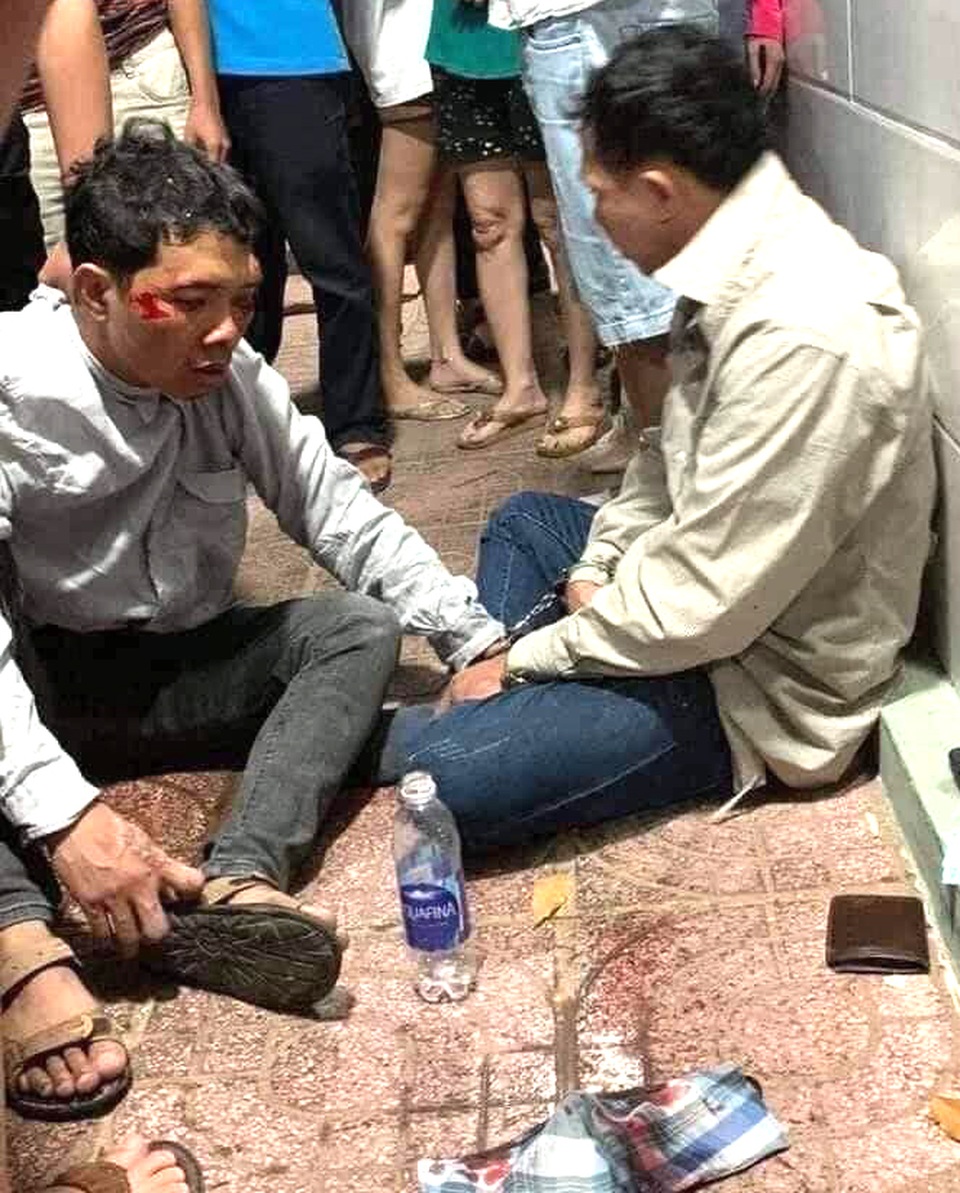 Dò theo định vị, tông thẳng vào xe máy mới bị mất để bắt nghi can đá xế - 2 Dò theo định vị, tông thẳng vào xe máy mới bị mất để bắt nghi can đá xế - 2