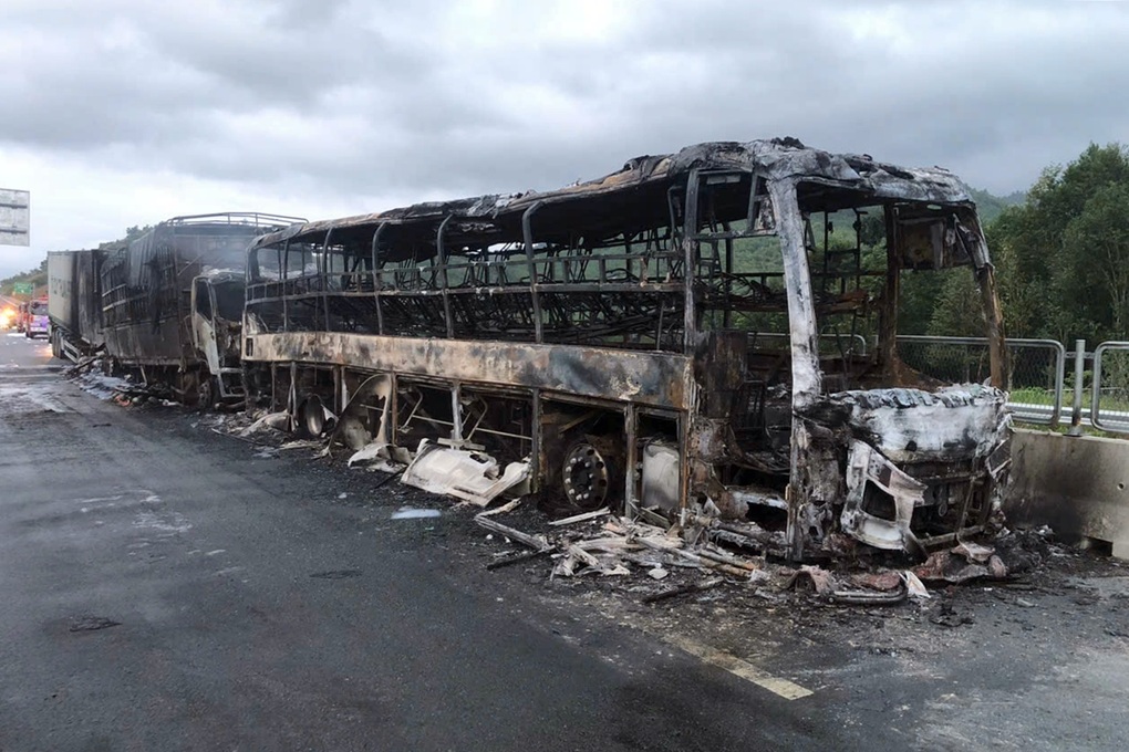 Ba ô tô bị thiêu rụi trên cao tốc Vân Phong - Nha Trang - 1