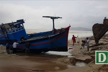 Giải cứu tàu cá mắc cạn trên bãi biển Nha Trang