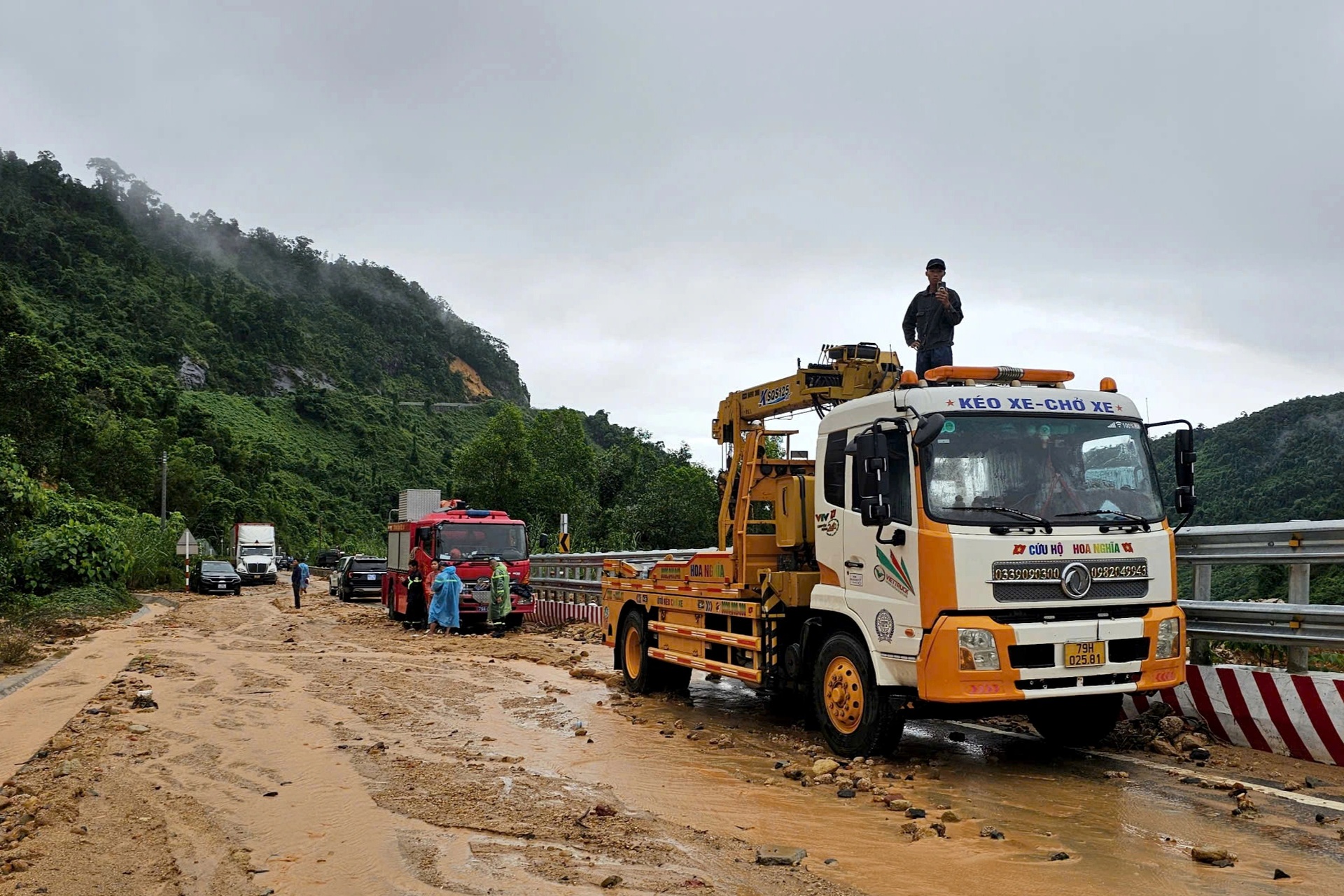 Mưa lớn, sạt lở ở Khánh Hòa làm 7 người tử vong, nhiều nơi ngập sâu - 9 Mưa lớn, sạt lở ở Khánh Hòa làm 7 người tử vong, nhiều nơi ngập sâu - 9