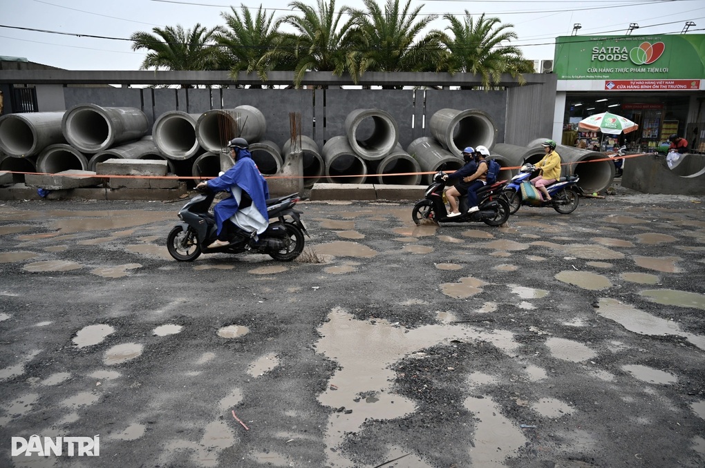 Yêu cầu chủ đầu tư khắc phục ma trận ổ gà trên đường Lò Lu ở TPHCM - 2