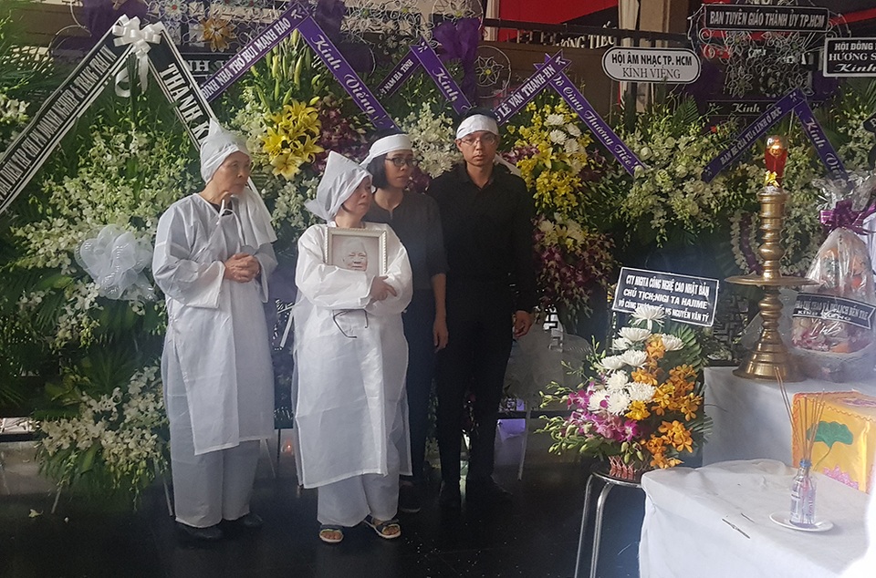 Tiễn biệt nhạc sĩ Nguyễn Văn Tý về nơi an nghỉ cuối cùng - 8 Tiễn biệt nhạc sĩ Nguyễn Văn Tý về nơi an nghỉ cuối cùng - 8