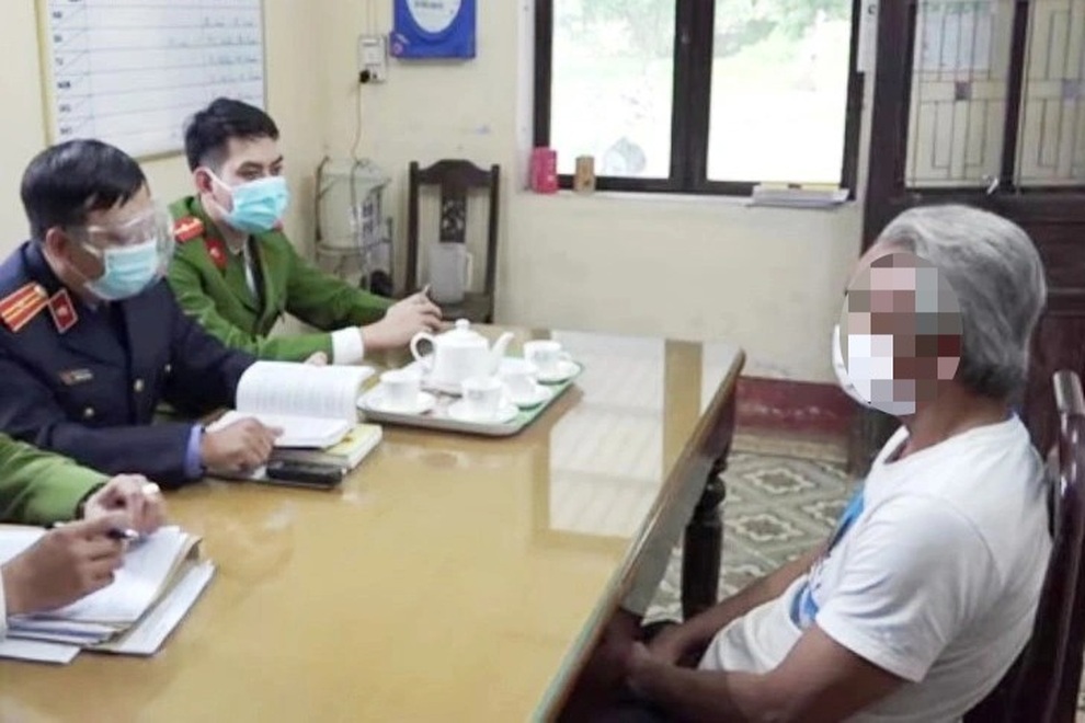 Khởi tố tài xế làm lây lan dịch khi lén nghỉ qua đêm tại nhà một phụ nữ - 1 Khởi tố tài xế làm lây lan dịch khi lén nghỉ qua đêm tại nhà một phụ nữ - 1