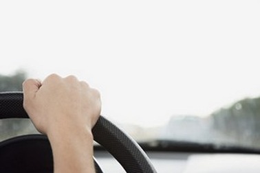 Cha dùng thuốc quá liều, con gái 7 tuổi cầm lái ô tô