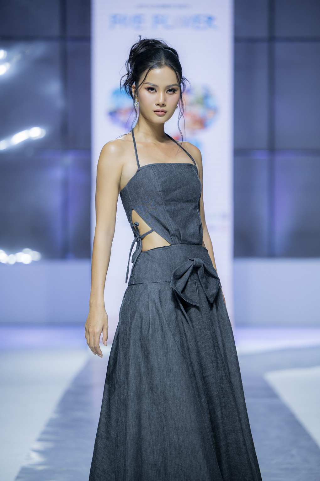 Khánh Vân, Hương Ly hội ngộ trên sàn diễn thời trang - 3 Khánh Vân, Hương Ly hội ngộ trên sàn diễn thời trang - 3