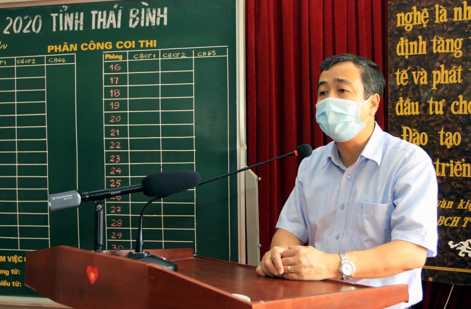 Dùng đèn cực tím khử khuẩn bài thi của thí sinh liên quan tới Covid-19 - 3 Dùng đèn cực tím khử khuẩn bài thi của thí sinh liên quan tới Covid-19 - 3