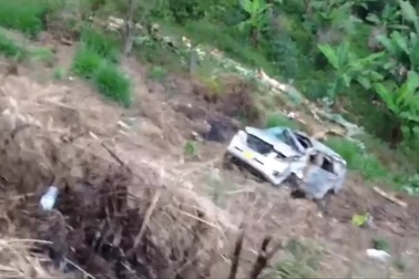 Màn giải cứu xe gặp nạn dưới vực sâu và cái kết bất ngờ